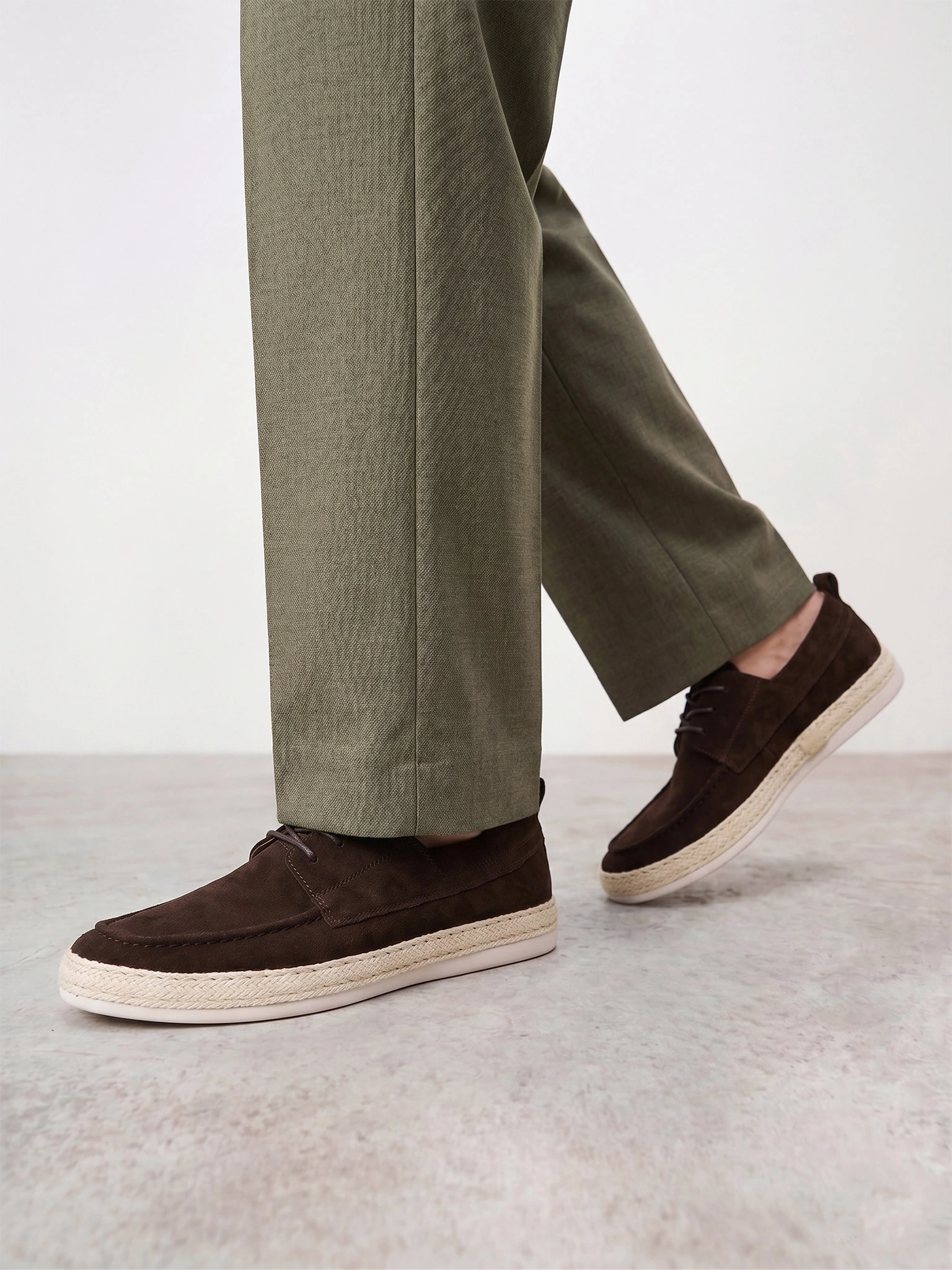 Мокасины темно-коричневого цвета на низкой подошве